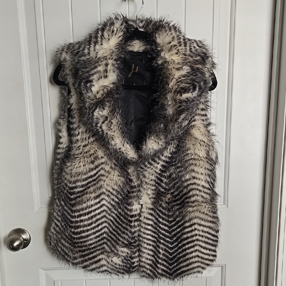 Jack by BB Dakota Faux Fur Vest Size M Black & White Striped Mob Wife Style Boho - Picture 1 of 5